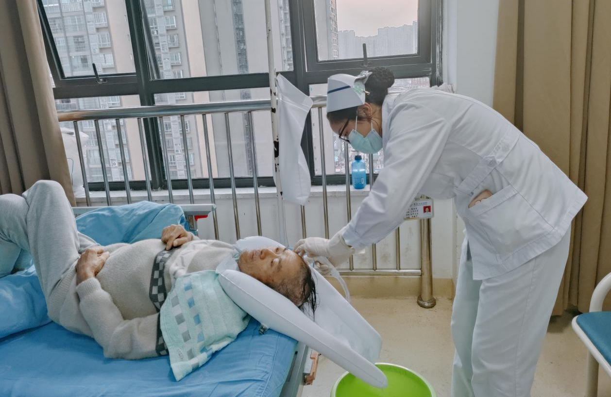 爱在寒冬 情暖病房